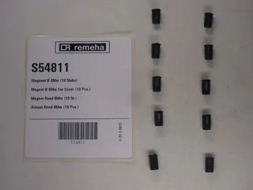 Schwarze, runde Magnete in einer Reihe, neben einem Produktetikett mit Informationen von Remeha. Das Etikett zeigt Artikelnummer und Menge.